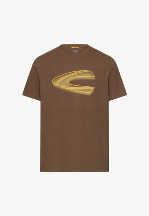 Bruin T-shirt met korte mouwen en een groot geel gestileerd "C"-logo op de borst.
