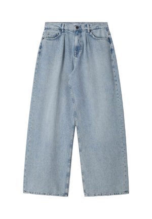 Jeans en denim bleu clair à jambes larges avec bouton frontal, fermeture éclair et cinq poches sur fond blanc.