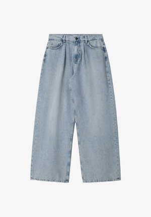 Lichtblauwe denim jeans met wijde pijpen, voorste knoop, ritssluiting en vijf zakken, op een witte achtergrond.