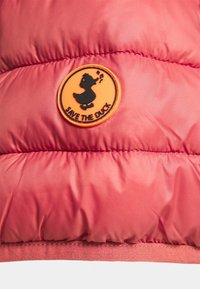 Rosa Pufferjacke mit gestepptem Design, ausgestattet mit einem runden orangefarbenen Aufnäher mit der Silhouette eines schwarzen Entens sowie dem Text "SAVE THE DUCK".