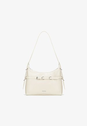 Kremowa skórzana torba na ramię o gładkiej fakturze, z akcentami w kolorze srebrnym i zapięciem na pasek. Posiada jeden zakrzywiony uchwyt.