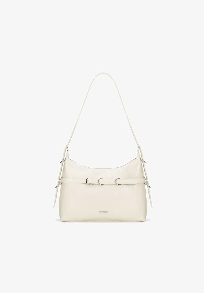 Borsa a spalla in pelle crema con una texture liscia, dettagli in metallo argentato e un design con cintura. Presenta una singola tracolla curva.