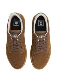 Scarpe da ginnastica in camoscio marrone con tomaia liscia, dettagli traforati, inserti in mesh e lacci marroni con suola in gomma.