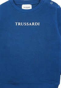 Maglione in cotone blu con texture a coste, caratterizzato dal logo bianco "TRUSSARDI" sul davanti e due bottoni a pressione sulla spalla.