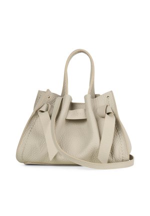 Sac à main en cuir beige texturé avec de courtes poignées, une longue bandoulière et des détails décoratifs en cuir plié sur fond blanc.