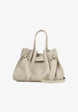 Sac à main en cuir beige texturé avec de courtes poignées, une longue bandoulière et des détails décoratifs en cuir plié sur fond blanc.