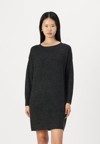 Robe en tricot gris foncé avec un col rond, des manches longues et une coupe décontractée. Texture douce avec un motif subtil sur l'ensemble.