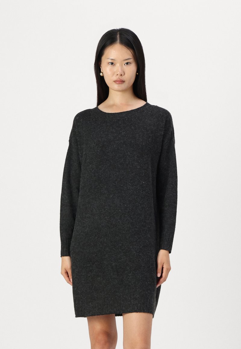 Robe en tricot gris foncé avec un col rond, des manches longues et une coupe décontractée. Texture douce avec un motif subtil sur l'ensemble.