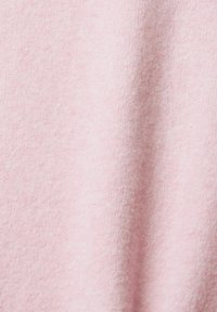 Tissu rose doux et texturé avec une apparence semblable à de la polaire, présentant une surface uniforme et un drapé délicat. Idéal pour les vêtements ou les couvertures.