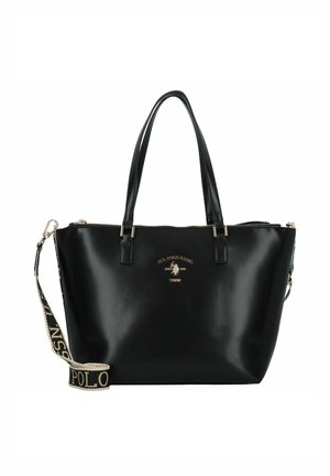 Borsa tote nera in materiale sintetico liscio, con doppi manici, tracolla removibile e un emblema logo in metallo dorato sulla parte anteriore.