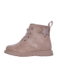 Stivaletto in suede tan con punta tonda, chiusura con lacci e un'accattivante stella rosa decorativa sul lato. Suola in gomma robusta per una buona aderenza.