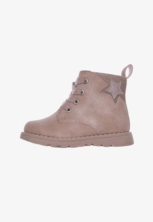 Stivaletto in suede tan con punta tonda, chiusura con lacci e un'accattivante stella rosa decorativa sul lato. Suola in gomma robusta per una buona aderenza.