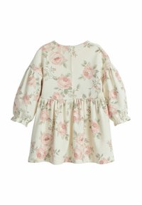 Långärmad klänning i krämfärgad tyg med rosa rosblommönster, med en rynkad kjol, puffärmar och knappstängning bak.