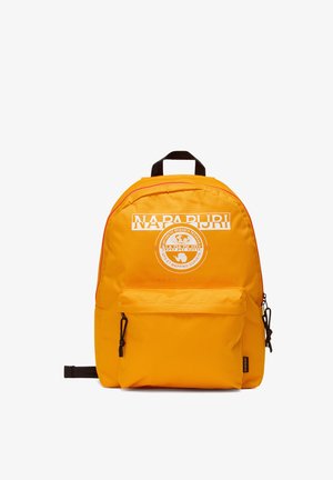 Geel nylon rugzak met een ronde vorm, voorzien van een voorvak, zwarte ritsen en bedrukte logo-accenten aan de voorkant.