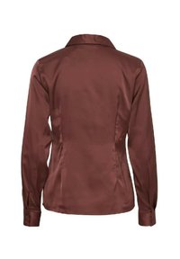 Blusa a maniche lunghe di un profondo bordeaux, realizzata in un morbido tessuto di satin, con un colletto classico e polsini con bottoni, e una vestibilità sartoriale per una silhouette elegante.
