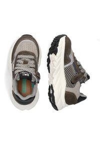 Sneaker marroni e grigi con materiali in suede e mesh, lacci rotondi e suola bianca testurizzata con accenti neri.
