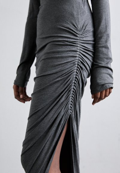 Norma Kamali LONG SLEEVE TURTLENECK SIDE DRAPE DRESS  - Dzsörzéruha - dark grey
