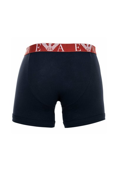 Navy katoenen boxershorts met een rode tailleband met witte logo-details. Het ontwerp omvat een snug fit en een gladde textuur.