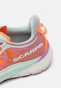 Scarpa hardloopschoen met een bovenwerk van mesh in oranje, met grijze en mintaccenten, een gestructureerd oppervlak en een gevoerde zool in wit en paars.