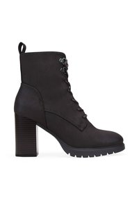 Botas negras hasta el tobillo con tacón grueso, exterior de cuero suave, parte delantera con cordones y detalles de costura a lo largo de los costados. Suela de goma con textura.