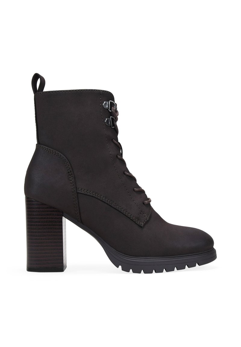 Botas negras hasta el tobillo con tacón grueso, exterior de cuero suave, parte delantera con cordones y detalles de costura a lo largo de los costados. Suela de goma con textura.