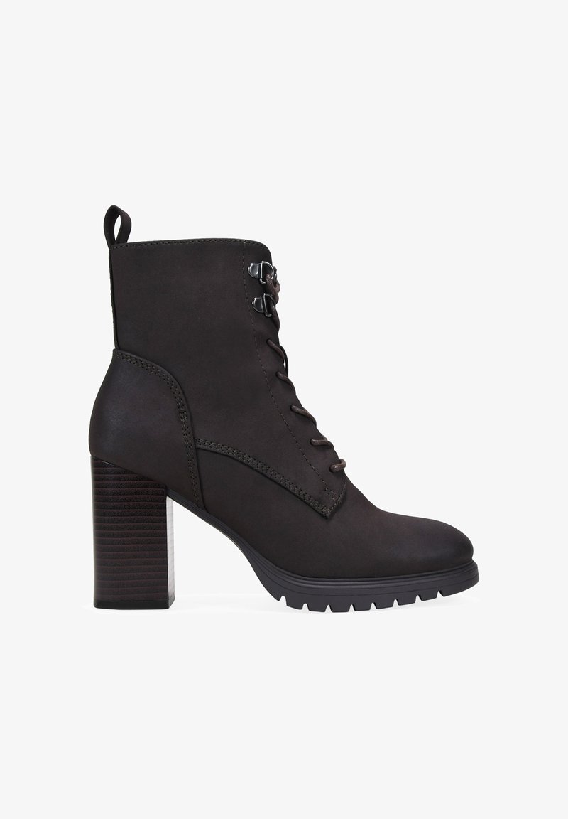 Botas negras hasta el tobillo con tacón grueso, exterior de cuero suave, parte delantera con cordones y detalles de costura a lo largo de los costados. Suela de goma con textura.