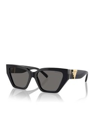 Occhiali da sole nero cat-eye con lenti grigie. Presentano dettagli in oro sulle tempie. Finitura lucida e angoli netti.