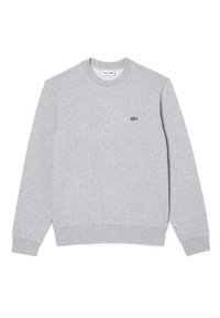 Sudadera gris fabricada con un tejido suave y texturizado. Presenta un clásico escote redondo, mangas largas y un pequeño logo azul en el pecho.