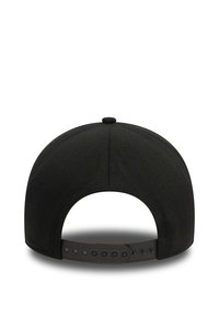 Gorra de béisbol negra, con una textura de tela suave, forma redondeada, cierre ajustable tipo snapback y un diseño sólido, sin adornos.