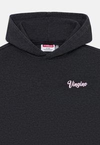 Dunkelgrauer Kapuzenpullover aus weichem Stoff. Mit einem pinken, gestickten Logo "Vingino" auf der Vorderseite, schlicht im Design und ohne Muster.