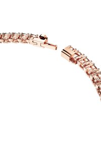 Bracciale in oro rosa con anelli intrecciati, faccette rettangolari e una chiusura sicura. Texture liscia con una finitura lucida.