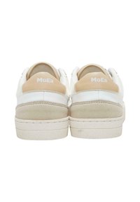 Witte sneakers met tan suède accenten, een gladde textuur, laag ontwerp en MoEa-logo op de hiel. Vlakke zool met subtiele stiksels.