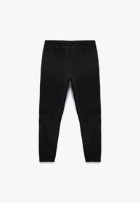 Sorte atletiske bukser med elastisk talje, tapered ben og glat tekstur. Har syet detaljer ved knæene.