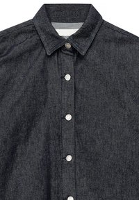 Tmavomodrá denimová košeľa s klasickým golierom, striebornými gombíkmi a jemnou textúrou. Má rovný strih a jedno odhalené zapínanie.