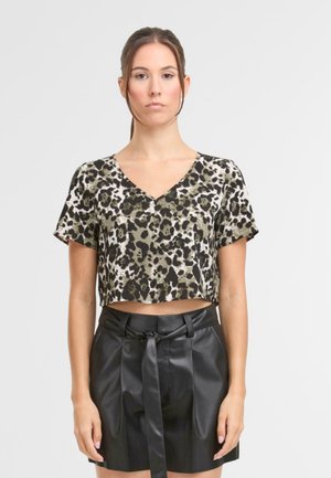 Korte mouw top in olijfgroen en zwart luipaardprint stof, met een V-hals en een ontspannen pasvorm, gecombineerd met hoge taille zwarte shorts.
