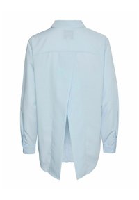 Svetlo modra srajca s dolgimi rokavi, ki ima zadaj posebne gube za boljšo gibljivost in klasičen ovratnik. Gladka tekstura tkanine.