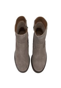 Graue Wildleder-Stiefeletten mit glatter Oberfläche, sichtbaren Nähten und einem seitlichen Reißverschluss. Braunes Lederfutter und flache Sohle.