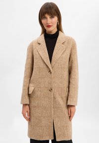 Cappotto in misto lana beige con motivo a quadri, rever a punta, due tasche frontali, chiusura con un solo bottone e un design di lunghezza media.