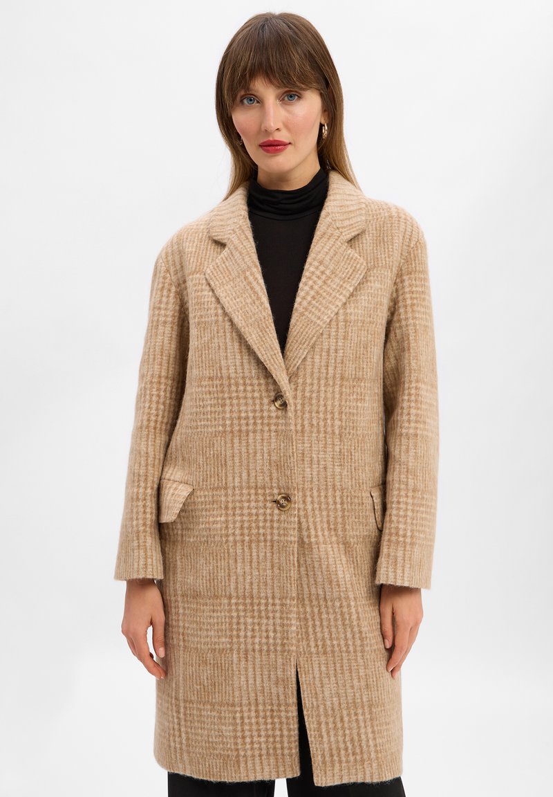 Cappotto in misto lana beige con motivo a quadri, rever a punta, due tasche frontali, chiusura con un solo bottone e un design di lunghezza media.