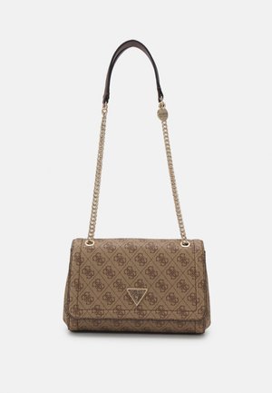 Sac à main Guess marron à motifs avec bandoulière chaîne dorée et coussinet en cuir pour l'épaule, avec le logo Guess sur le rabat avant et un pendentif suspendu.