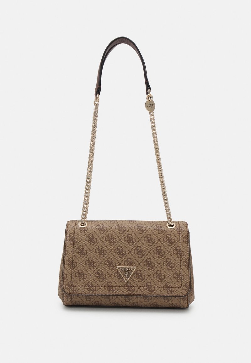 Sac à main Guess marron à motifs avec bandoulière chaîne dorée et coussinet en cuir pour l'épaule, avec le logo Guess sur le rabat avant et un pendentif suspendu.