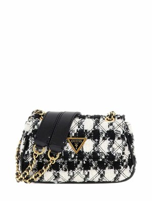 Sac à épaule en tissu texturé noir et blanc avec anses en chaîne dorée et plaque triangulaire du logo Guess sur le devant au centre.