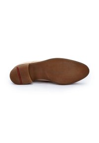 Leren schoenzool, tan kleur met een gestructureerde afwerking. Heeft een rode accentstreep en een platte hak voor stabiliteit en comfort.