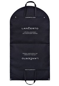 Czarna torba na odzież z dwoma uchwytami, z białym napisem "LANCERTO" oraz "ŻYCIE TO PODRÓŻ NA TWOICH WARUNKACH". Płaski, prostokątny kształt.