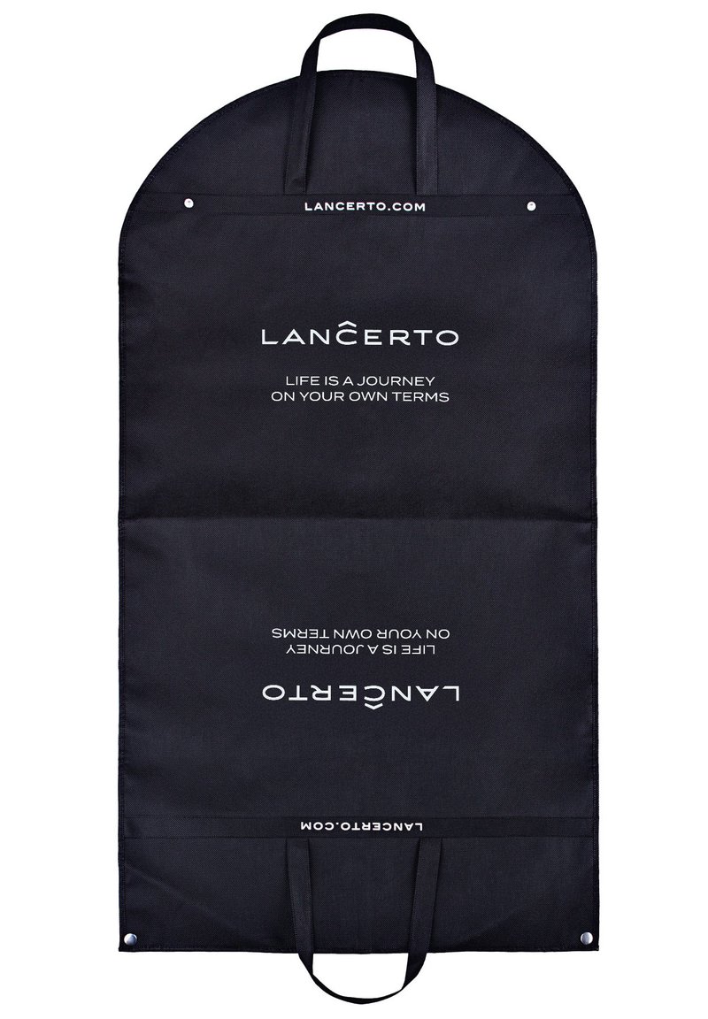 Czarna torba na odzież z dwoma uchwytami, z białym napisem "LANCERTO" oraz "ŻYCIE TO PODRÓŻ NA TWOICH WARUNKACH". Płaski, prostokątny kształt.