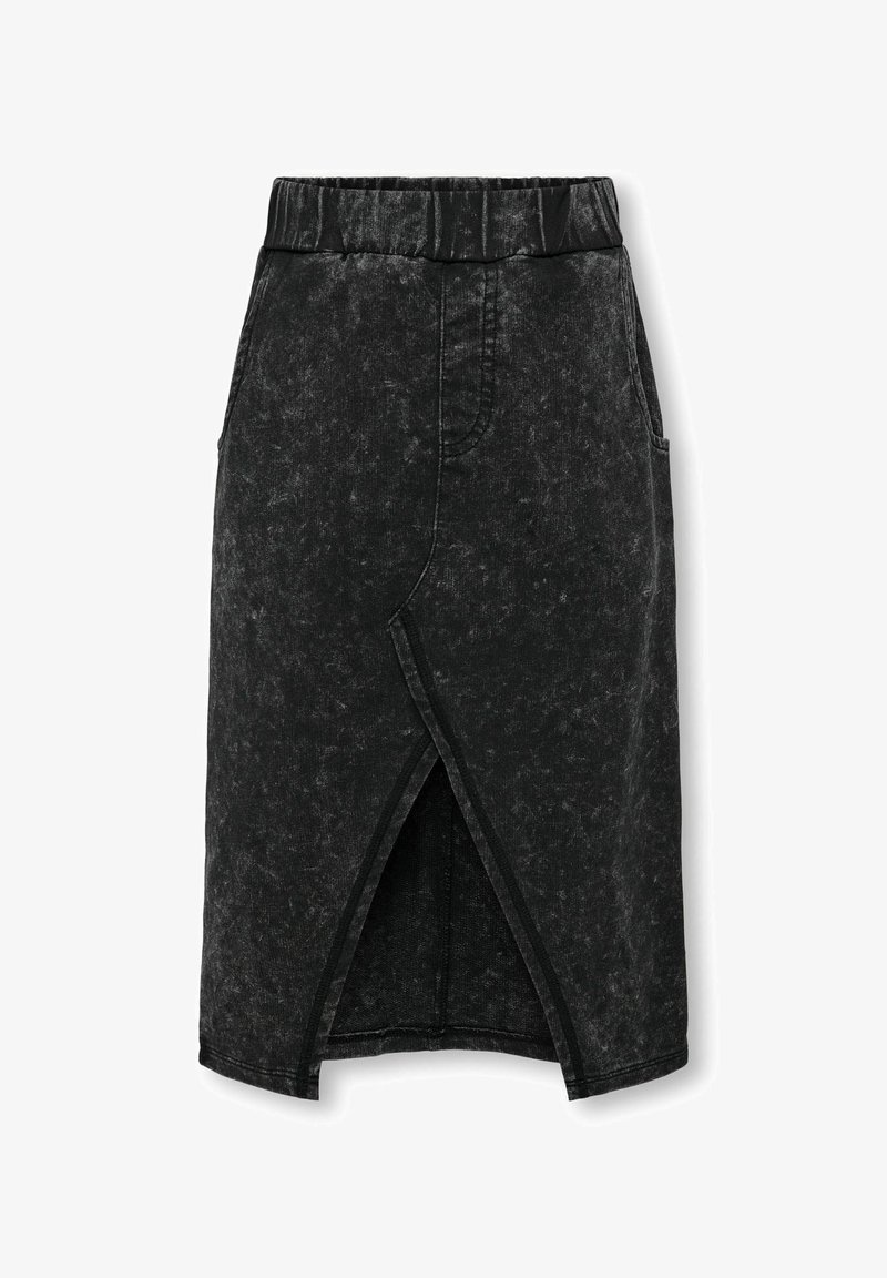 Falda de mezclilla negra con una abertura frontal, cintura elástica y bolsillos laterales. Tiene un acabado ligeramente texturizado y un diseño hasta la rodilla.