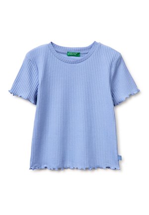 Top lavorato a maglia a coste color lavanda blu con maniche corte, scollo rotondo e bordo smerlato a foglia di lattuga su orlo e maniche, etichetta United Colors of Benetton.