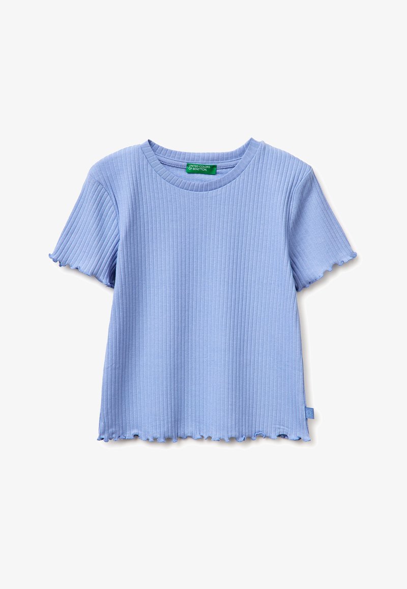 Top de punto azul lavanda acanalado de manga corta con escote redondo y borde de lechuga en el dobladillo y las mangas, etiqueta de United Colors of Benetton.
