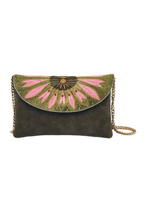 Pochette en daim vert olive avec rabat floral brodé rose et or et bandoulière chaîne dorée.