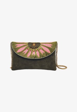 Pochette en daim vert olive avec rabat floral brodé rose et or et bandoulière chaîne dorée.